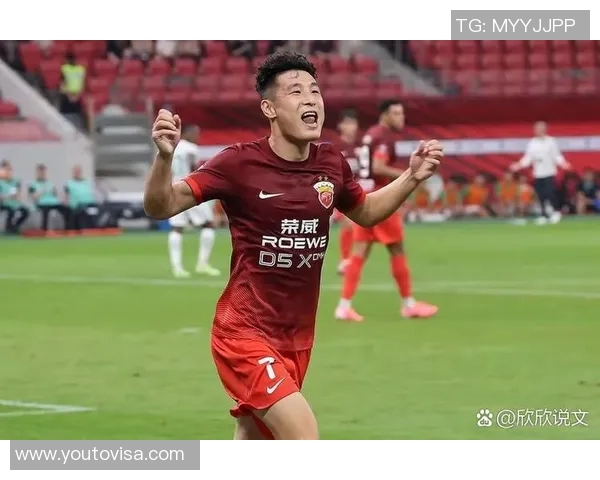 足球明星展现超凡球技引领潮流激情四溢的赛场瞬间回顾